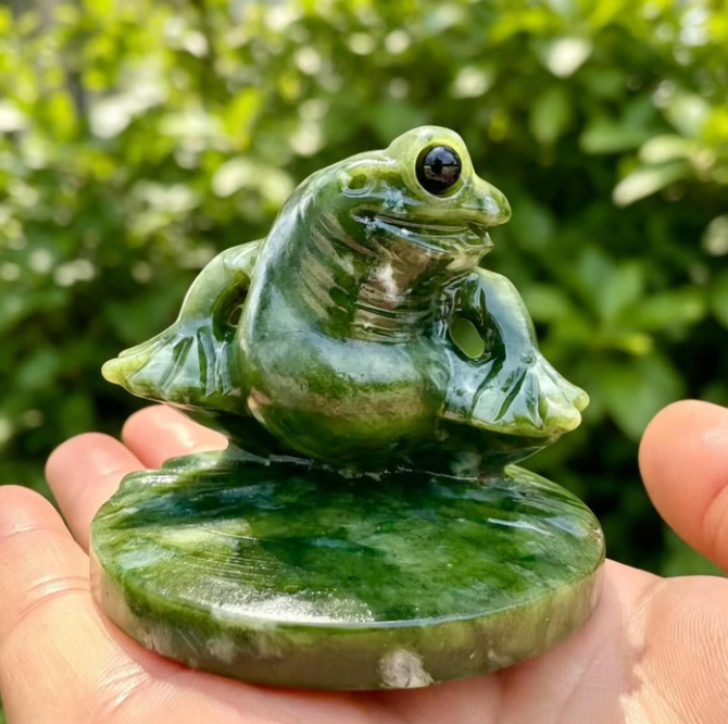 🐸 Hand-Carved Southern Jade Frog Figurine